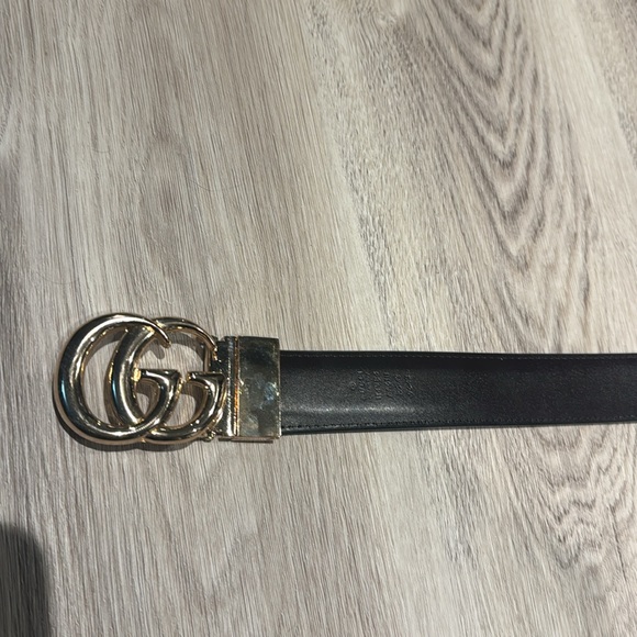 Gucci Belt - black/ brown reversible - 43in long - like new - Picture 2 of 3